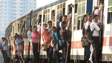 Vous trouvez que les m&eacute;tros et RER parisiens sont trop fr&eacute;quent&eacute;s? Ce n'est rien compar&eacute; &agrave; ce que vivent les usagers du train &agrave; Colombo (Sri Lanka), le 27 juin 2013. (LAKRUWAN WANNIARACHCHI / AFP)