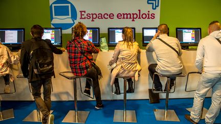 Des personnes consultent des offres d'emploi à Lille, le 28 mai 2015. (Photo d'illustration) (PHILIPPE HUGUEN / AFP)