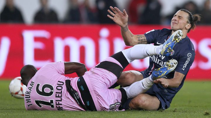 Zlatan Ibrahimovic se heurte au gardien de Troyes Yohan Thuram-Ullien, le 24 novembre 2012 au Parc des princes, &agrave; Paris.&nbsp; (KENZO TRIBOUILLARD / AFP)