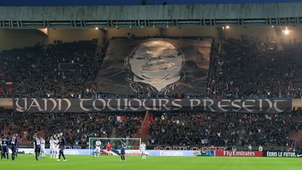 Une banderole en hommage à&nbsp;Yann Lorence est déployée par les supporters du PSG, le 10 avril 2010 au Parc des Princes. (JACQUES DEMARTHON / AFP)