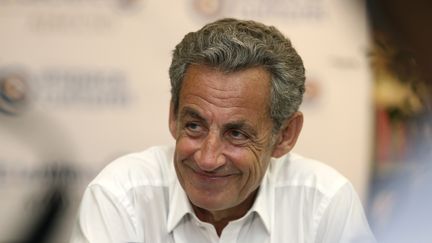 L'ancien président de la République Nicolas Sarkozy lors d'une séance de dédicace de son livre, le 24 juillet 2020 à Ajaccio, en Corse. (PASCAL POCHARD-CASABIANCA / AFP)