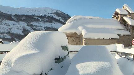 Encore beaucoup de neige en altitude dans les Pyrénées où il est tombé plus d'un mètre en quelques heures. Il y a des risques très important d'avalanches comme à Barèges (Hautes-Pyrénées) où la circulation a été compliquée. Les précipitations devraient se poursuivre dans les prochains jours. (CAPTURE ECRAN FRANCE 2)