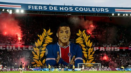 Le public parisien rend hommage à Kylian Mbappé pour son dernier match au Parc des Princes, le 12 mai 2024. (MIGUEL MEDINA / AFP)