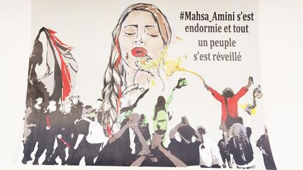 Un dessin représentant Mahsa Amini, morte le 16 septembre 2022 après son arrestation par la police religieuse pour port de vêtement inapproprié. Il a été déployé lors d'une manifestation en hommage à la&nbsp;jeune femme organisée par la diaspora iranienne à Paris, le 25 septembre 2022. 
 (FIORA GARENZI / HANS LUCAS)