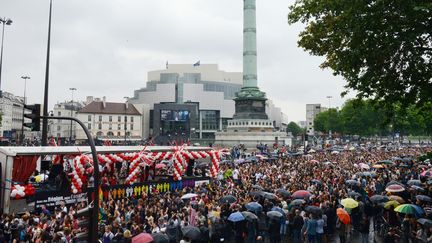 Le ciel gris de Paris n'a pas emp&ecirc;ch&eacute; la foule color&eacute;e d'occuper la place de la Bastille, le 28 juin 2014. (DOMINIQUE FAGET / AFP)