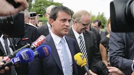 Le ministre de l'Int&eacute;rieur, Manuel Valls, s'adresse aux m&eacute;dias, le 19 ao&ucirc;t 2013, au cours d'une visite &agrave; Avion (Pas-de-Calais). (PHILIPPE HUGUEN / AFP)