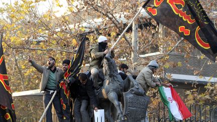 Des manifestants occupent l'ambassade de Grande-Bretagne &agrave; T&eacute;h&eacute;ran (Iran) mardi 29 novembre 2011. (ATTA KENARE / AFP)