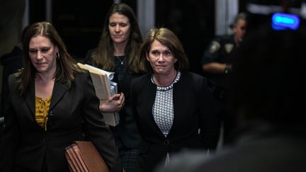 La psychiatre médico-légale Barbara Ziv, accompagnée des procureures Joan Illuzzi-Orbon et Meghan Hast, quitte la Cour suprême de New York (Etats-Unis), le 24 janvier 2020.&nbsp; (JEENAH MOON / GETTY IMAGES NORTH AMERICA / AFP)