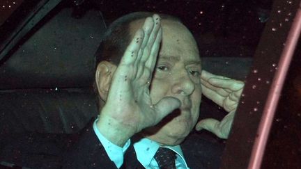 Le premier ministre italien Silvio Berlusconi salue les journalistes &agrave; Rome, mardi 8 novembre. (ROBERTO MONALDO / AP / SIPA)