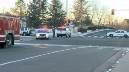 Des policiers bloquent un carrefour &agrave; Aurora,&nbsp;dans le&nbsp;Colorado, aux Etats-Unis, le 5 janvier 2013, apr&egrave;s une prise d'otages qui a fait au moins quatre morts. (REUTERS / FRANCETV INFO)