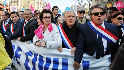 Le d&eacute;put&eacute; Rassemblement bleu Marine, Gilbert Collard (&agrave; d.), a d&eacute;fil&eacute; contre le mariage pour tous, accompagn&eacute; de Christine Boutin (en blanc), et de d&eacute;put&eacute;s UMP, dimanche 21 avril 2013, &agrave; Paris. (PIERRE ANDRIEU / AFP)