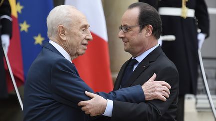 L'ex-président israélien Shimon Peres (à gauche), avec le président français François Hollande à l'Elysée le 25 mars 2016. (DOMINIQUE FAGET / AFP)