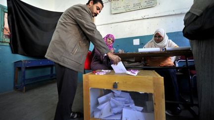 Un Egyptien vote au Caire pour le référendum sur la Constitution (19 mars 2011) (AFP / Aris Messinis)