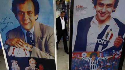 Des photos de Michel Platini expos&eacute;es au mus&eacute;e consacr&eacute; &agrave; l'ancien joueur de foot fran&ccedil;ais, le 24 novembre 2013 &agrave; Mosfiloti (Chypre). (PETROS KARADJIAS / AP/ SIPA)