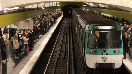 Des utilisateurs du métro sur le quai de la station Chatelet les Halles, à Paris, le 13 décembre 2019.&nbsp;&nbsp; (GREG LOOPING / HANS LUCAS / HANS LUCAS / AFP)