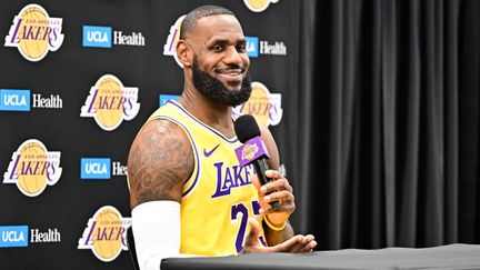 La star des Los Angeles Lakers LeBron James le 30 septembre 2024, à El Segundo, en Californie (États-Unis). (FREDERIC J. BROWN / AFP)