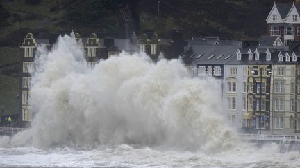 D'immenses vagues s'&eacute;crasent sur le front de mer &agrave;&nbsp;Aberystwyth (Royaume-Uni), le 6 janvier 2014. (REBECCA NADEN / REUTERS)
