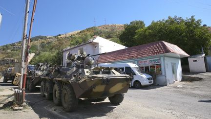 Des véhicules de l'armée d'Azerbaïdjan, le 1er septembre 2022 à Lachin (Azerbaïdjan). (RESUL REHIMOV / ANADOLU AGENCY / AFP)