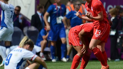 Les canadiennes f&ecirc;tent leur victoire en petite-finale de football devant les fran&ccedil;aises d&eacute;faites, le 9 ao&ucirc;t aux JO de Londres.&nbsp; (MIGUEL MEDINA / AFP)