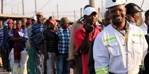 Les foreurs de Marikana retournent au travail après un longue mouvement social. (CYNTHIA MATONHODZE / AFP)