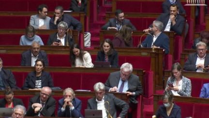 Deux motions de censure seront débattues dans l’après-midi du lundi 31 octobre à l’Assemblée nationale.&nbsp;Cela fait suite à l'usage du 49.3 pour adopter sans vote le budget de la Sécurité Sociale.&nbsp;Sur place, nous retrouvons le journaliste Julien&nbsp;Neny. (FRANCE 3)