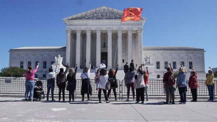 Des femmes rendent hommage à la juge Ruth Bader Ginsburg, devant la Cour suprême des Etats-Unis, à Washington, le 21 septembre 2020. (SOPA IMAGES / LIGHTROCKET / GETTY IMAGES)