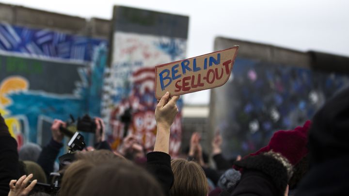 Des opposants au projet de destruction partielle de l'East Side Gallery protestent contre le d&eacute;but des travaux, le 1er mars 2013 &agrave; Berlin. (THOMAS PETER / REUTERS)