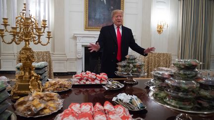 Le président américain Donald Trump a accueilli les joueurs de l'équipe de football des Clemson Tigers avec des hamburgers et des frites à la Maison Blanche, le 14 janvier 2019 à Washington (Etats-Unis). (SAUL LOEB / AFP)