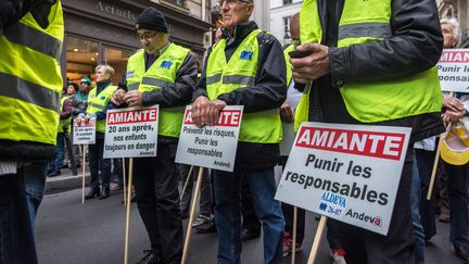 Des manifestants réclament un procès dans le scandale de l'amiante, le 7 octobre 2016 à Paris. (JULIEN MATTIA / NURPHOTO)