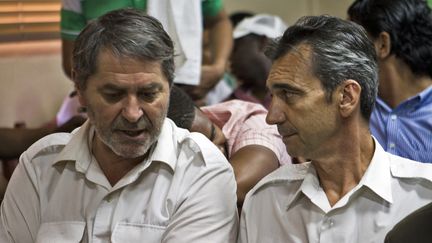 Les pilotes fran&ccedil;ais&nbsp;Pascal Fauret (&agrave; gauche) et&nbsp;Bruno Odos lors d'une audience &agrave;&nbsp;Santo Domingo (R&eacute;publique dominicaine), le 27 mars 2013. (ERIKA SANTELICES / AFP)