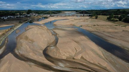 Sous le pont qui relie Varade (Loire-Atlantique) et Saint-Florent-le-Vieil (Maine-et-Loire),&nbsp;le niveau de la Loire est au plus bas. L'eau ne coule presque plus à cause de la sécheresse qui frappe la France, le&nbsp;17 août 2022. (MAXPPP)