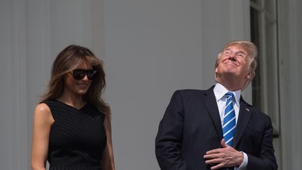 Donald Trump a levé les yeux au ciel un court instant sans protection oculaire, avant de se faire rappeler à l'ordre par son entourage. (NICHOLAS KAMM / AFP)