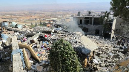 Les destructions sur le site d'une frappe aérienne israélienne sur le village de Shmistar dans l'est de la vallée de la Bekaa au Liban, le 28 octobre 2024. (AFP)