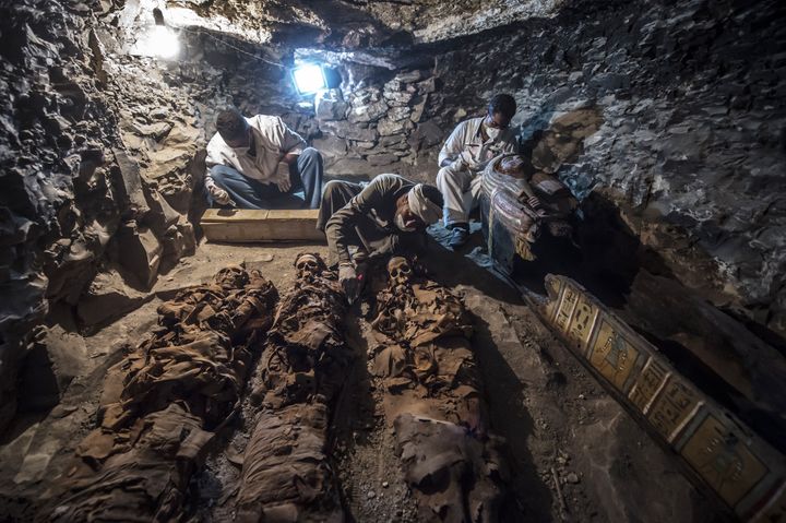 Des archéologues travaillent dans la tombe d'un orfèvre en Egypte, le 9 septembre 2017.
 (Khaled Desouki / AFP)