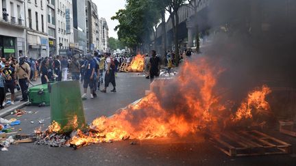 Une poubelle br&ucirc;le devant des manifestants pro-palestiniens, pr&egrave;s du m&eacute;tro Barb&egrave;s, &agrave; Paris, le 19 juillet 2014. (MUSTAFA YALCIN / ANADOLU AGENCY / AFP)