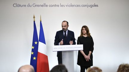 Edouard Philippe, accompagné de Marlène Schiappa, a présenté plusieurs mesures en conclusion au Grenelle des violences conjugales, à Matignon, le 25 novembre 2019. (STEPHANE DE SAKUTIN / AFP)