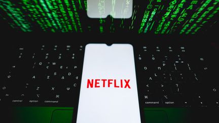 Le logo Netflix s'affiche sur l'écran d'un smartphone à Athènes, en Grèce, le 28 juin 2024. (NIKOLAS KOKOVLIS / AFP)