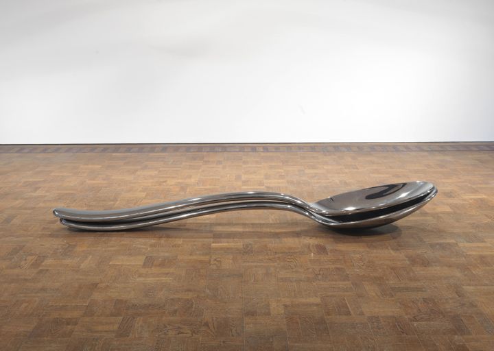 Subodh Gupta, Spooning, 2009
	Acier inoxydable - H 33,97 x L 274,96 x Pr 52,07 cm (2 pièces)
	Pinault Collection
 (S.Gupta/Photo Mike Bruce/Pinault Collection/Courtesy l&#039;artiste et Hauser &amp; Wirth )