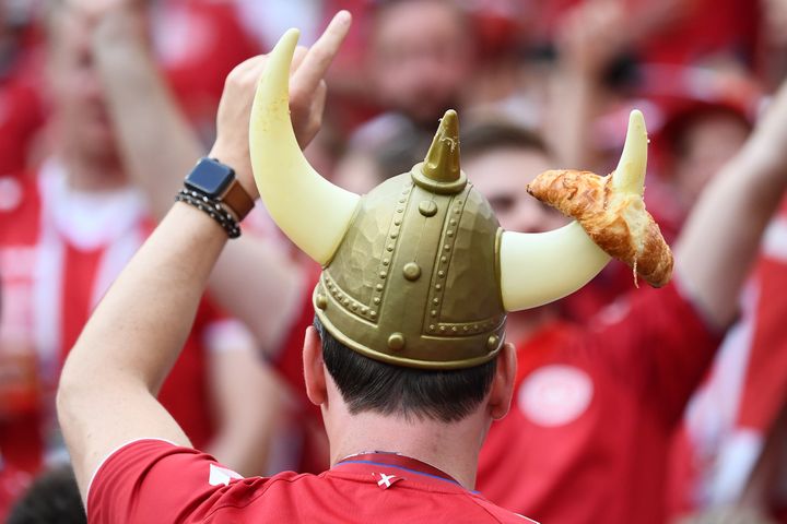 Un supporter danois dans les tribunes de Moscou (Russie) lors du match face à la France, le 26 juin 2018. (JEWEL SAMAD / AFP)