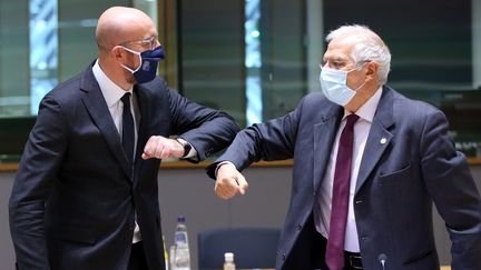 Le président du Conseil européen, Charles Michel, et le Haut Représentant de l'UE pour les Affaires étrangères et la Politique de sécurité, Josep Borrell, à Bruxelles, le 10 décembre 2020. (DURSUN AYDEMIR / ANADOLU AGENCY / AFP)