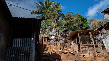 Le préfet de Mayotte, Thierry Suquet, observe la situation à Mamoudzou alors que l'opération Wuambushu est en cours, le 19 mai 2023. (BASTIEN DOUDAINE / HANS LUCAS / AFP)