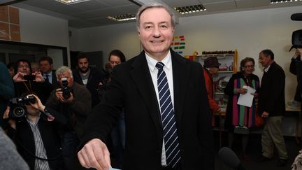 Jean-Luc Moudenc, le candidat UMP &agrave; Toulouse (Haute-Garonne), vote le 30 mars 2014 au second tour des municipales. (REMY GABALDA / AFP)