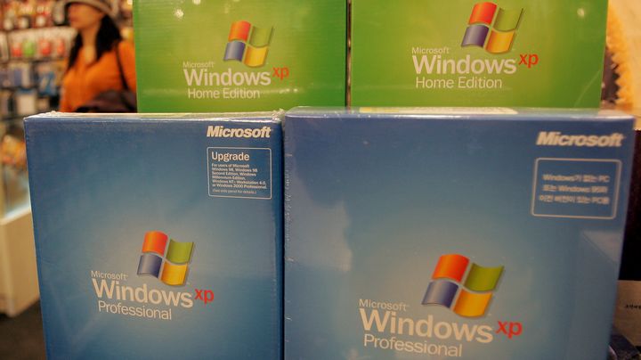 Des bo&icirc;tiers du logiciel d'exploitation de Microsoft Windows XP dans un magasin &agrave; S&eacute;oul (Cor&eacute;e du Sud), le 8 novembre 2004. (REUTERS)