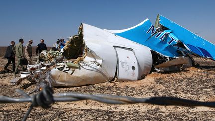 Les débris de l'Airbus A321 de la compagnie Metrojet après le&nbsp;crash de l'appareil dans le Sinaï égyptien, le 1er novembre 2015. (MAXIM GRIGORYEV / RIA NOVOSTI / AFP)