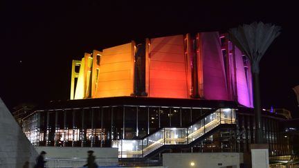 Le centre Michael Fowler éclairé aux couleurs de l'arc-en-ciel à Wellington, (Nouvelle-Zélande), le 13 juin 2016. (MARTY MELVILLE / AFP)