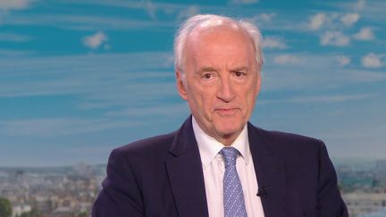 L'attaque de près de 200 missiles iraniens sur Israël, survenue mardi 2 octobre, soulève des questions sur un éventuel embrasement de la région. Hubert Védrine, ancien ministre des Affaires étrangères, a accordé une interview sur la situation complexe au Proche-Orient lors du journal de 20 heures. (France 2)