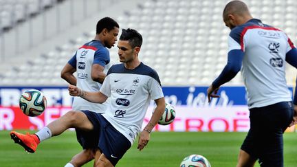 Cabella et Rémy (icic à l'entraînement  aux côtés de Benzema) seront titulaires en Serbie (PHILIPPE HUGUEN / AFP)