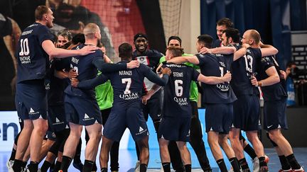 Le PSG handball célèbre sa victoire face à Kiel, le 17 mai 2023, en quarts de finale de la Ligue des champions. (MATTHIEU MIRVILLE / AFP)