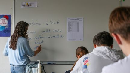 Dans une classe à Lambersart (Nord), lors du brevet des collèges, le 1er juillet 2024. (THIERRY THOREL / MAXPPP)