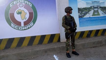 Un soldat nigérian devant le site du siège de la Communauté économique des Etats de l'Afrique de l'Ouest à Abuja (Nigeria), le 4 décembre 2022. (KOLA SULAIMON / AFP)